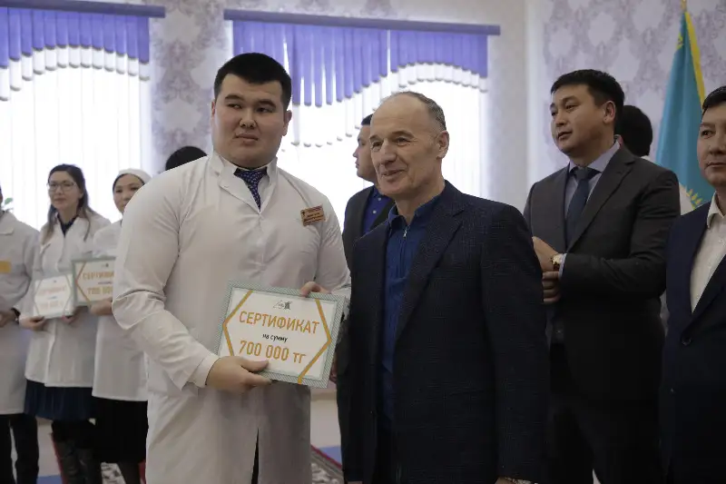 Подъемные по 700 тысяч тенге вручили молодым врачам в Актюбинской области