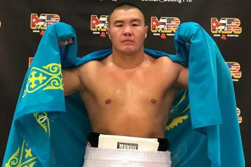 Казахстанский боксер нокаутировал соперника на 43 секунде боя