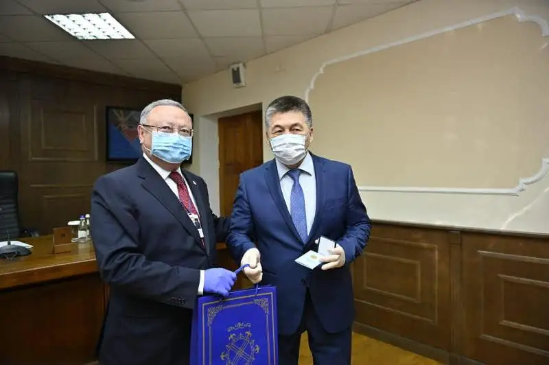 Лучшим актюбинцам вручили медаль «Халық алғысы» за борьбу с COVID-19