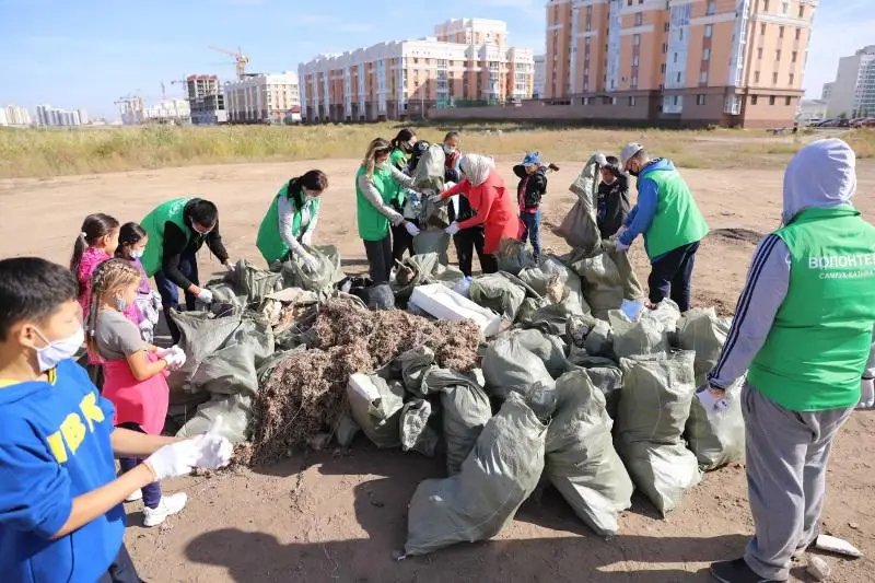 Тонну мусора собрали волонтеры в Нур-Султане