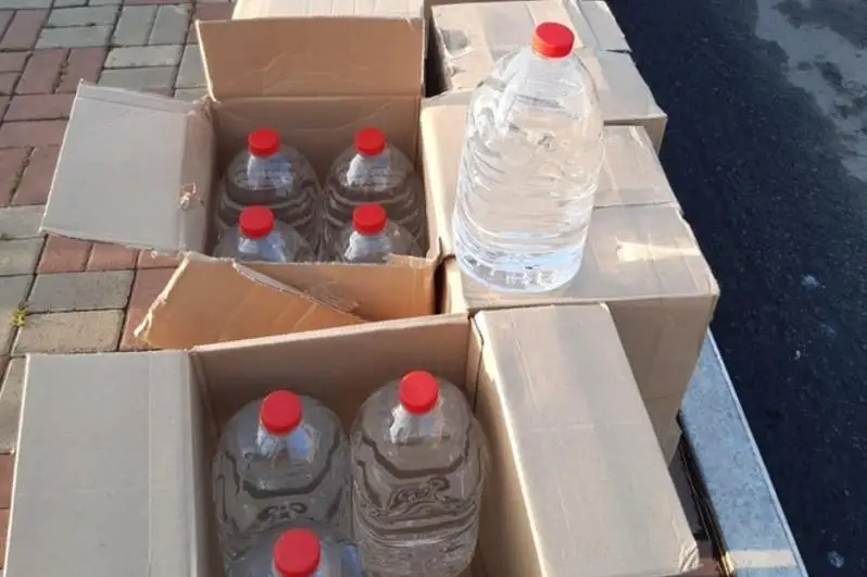 Тысяча литров спиртосодержащей жидкости обнаружена в машине в Костанайской области