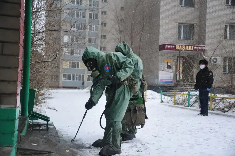 В Семее проведена дезинфекция домов и магазинов от коронавируса