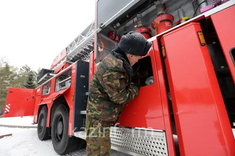Почти два часа тушили возгорание в бизнес-центре в Алматы