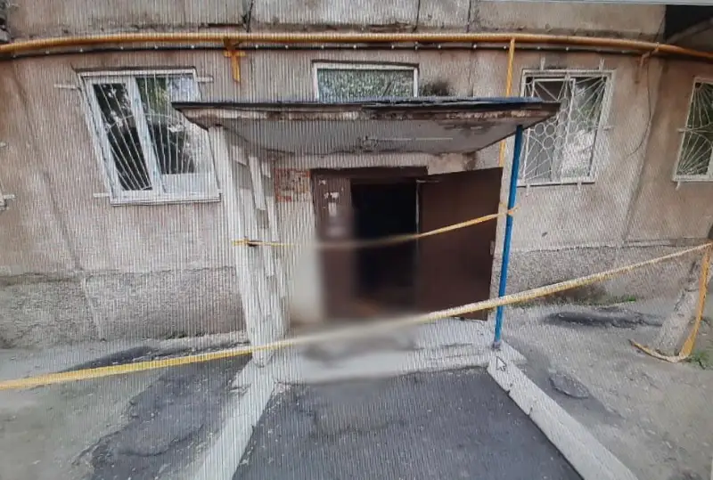 Тело мужчины обнаружено в подъезде в Таразе