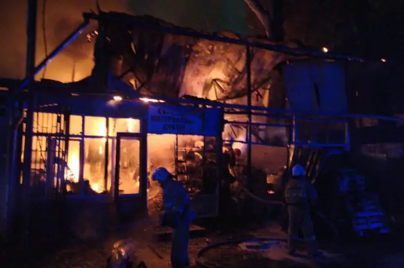 Склад стройматериалов горел в Алматы