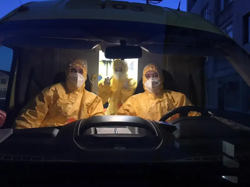 К людям подозрением на коронавирус выезжают три бригады скорой помощи в Атырау