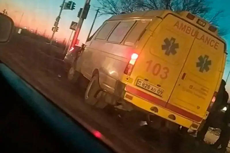 Карета скорой помощи сбила насмерть человека в Караганде