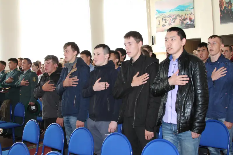 В Восточный Казахстан отправились служить призывники из СКО