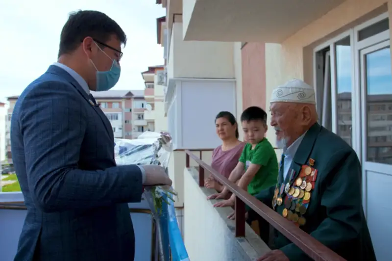 На автоподъемнике и с оркестром поздравили ветеранов ВОВ в Таразе