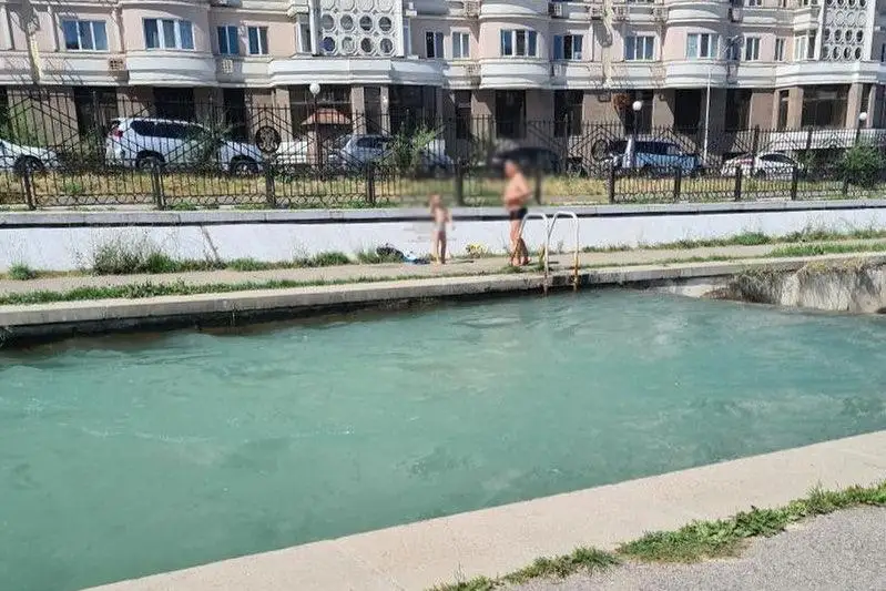 Алматинцам напомнили о запрете купания в городских реках