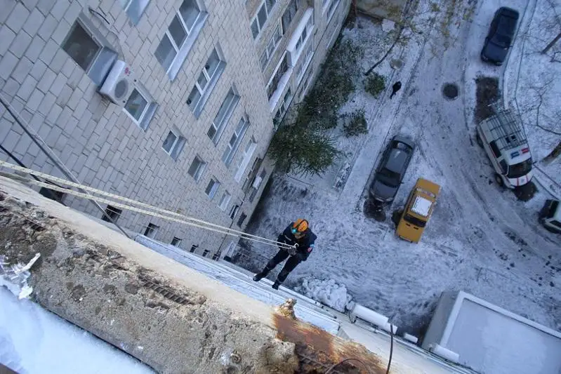 Павлодарским спасателям пришлось через окна проникать в квартиры с оставшимися там детьми