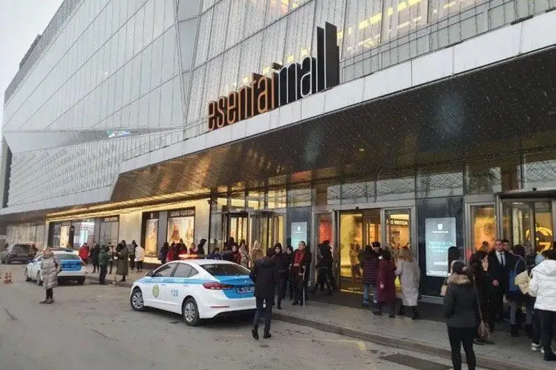 Эвакуация посетителей торгового центра в Алматы - в здании Esentai Mall идет проверка