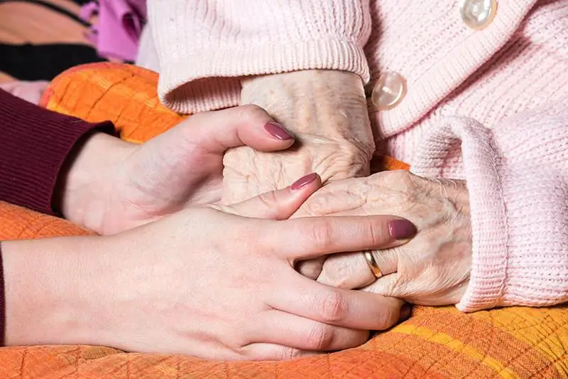 Какую помощь оказывают одиноким людям в Атырау