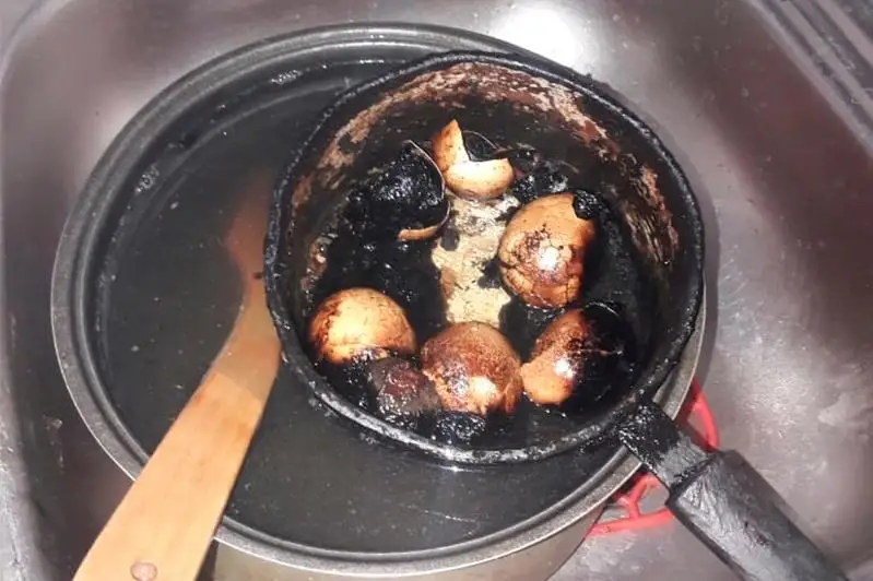 Бдительные соседи спасли от пожара жильцов многоэтажки в Караганде