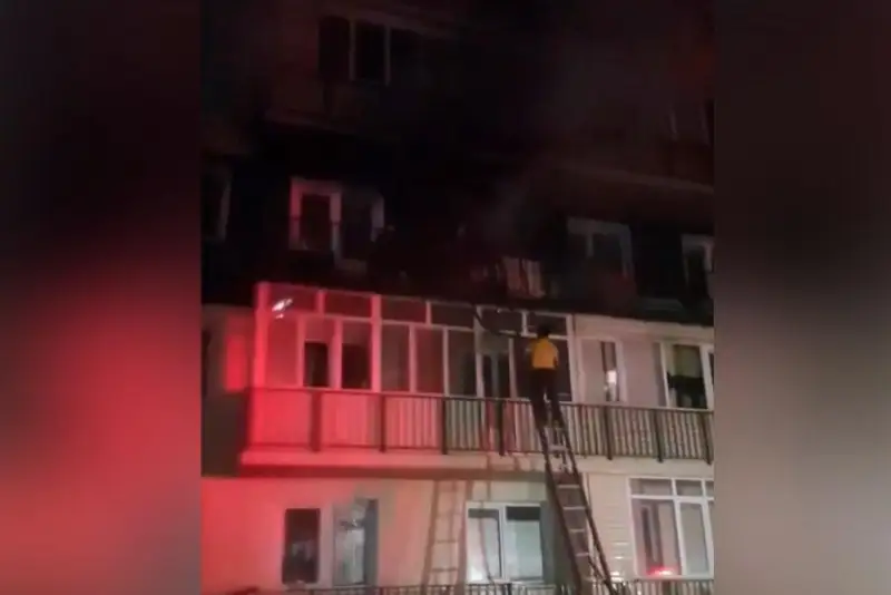 25 человек спасли из горящей многоэтажки в Алматинской области