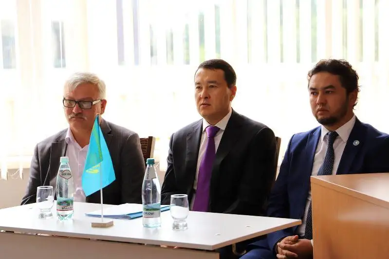 Алихан Смаилов провел урок гражданственности и патриотизма в столичной школе