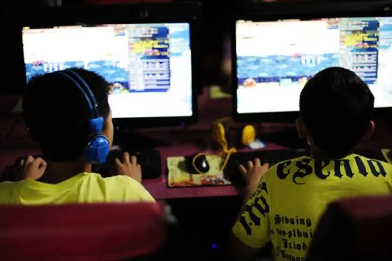 Запретить интернет-кафе для детей в будни предлагает депутат