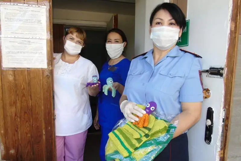 Шерстяные вещи для недоношенных малышей связали сотрудницы полиции в ЗКО