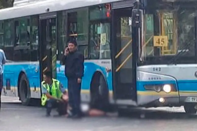 Девушка попала под автобус в Алматы