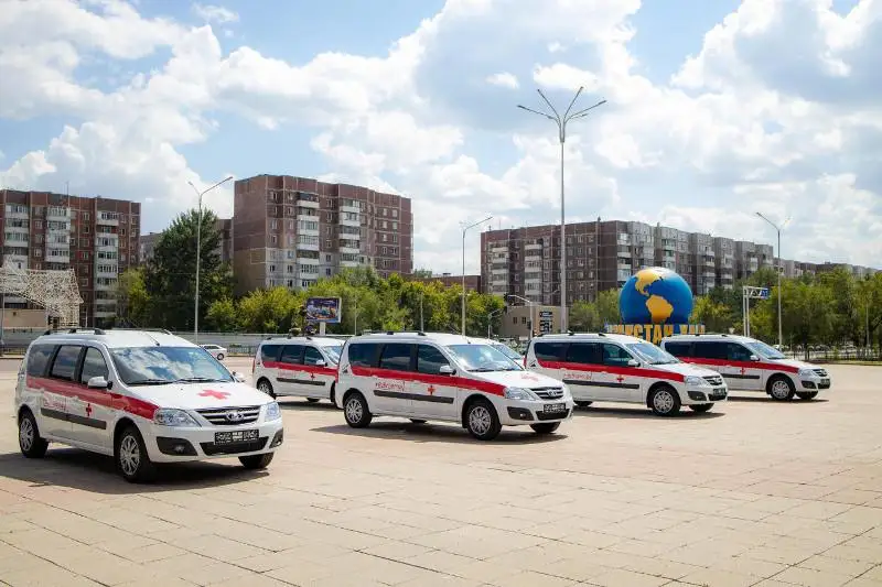 Ерлан Нигматулин, Давид Кемертелидзе и Жармухамед Аппаз приобрели машины для поликлиник Карагандинской области