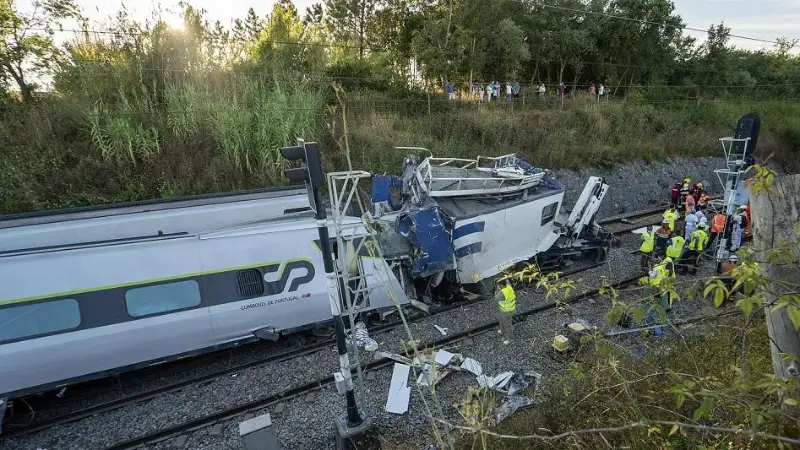 Скоростной поезд сошел с рельсов в Португалии, есть жертвы