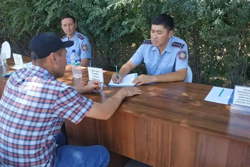 «Приемная на дороге»: более 2 тысяч граждан приняли полицейские Туркестанской области