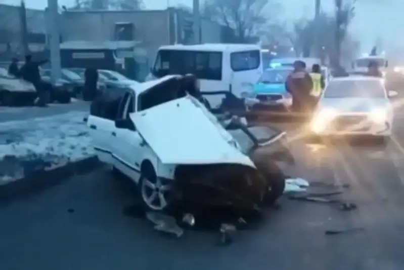 Легковушка врезалась в автобус в Алматы: один человек погиб