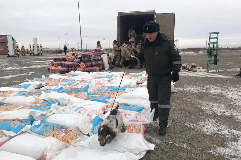380 мешков с насваем пытались перевезти незаконно через границу в Атырауской области