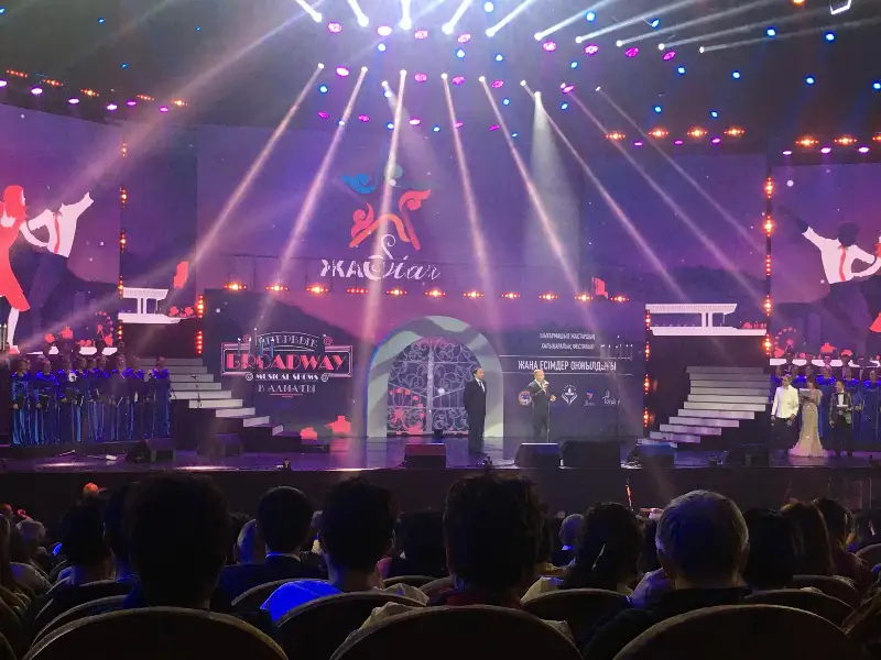 Лучшие хиты мировых мюзиклов исполнили молодые артисты в Алматы
