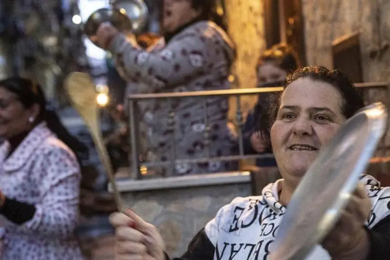 Не сдавайся: Как итальянцы борются с коронавирусом при помощи пения