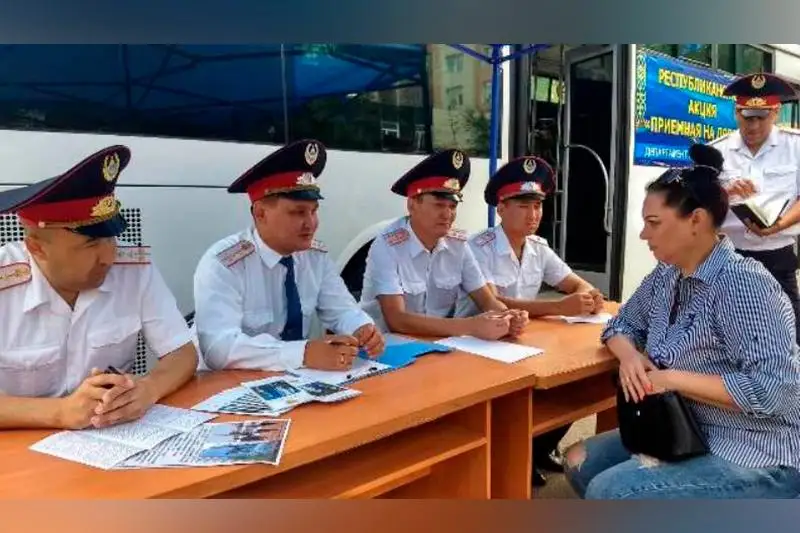 За три часа 60 жителей Прииртышья приняли участие в акции «Приемная на дороге»