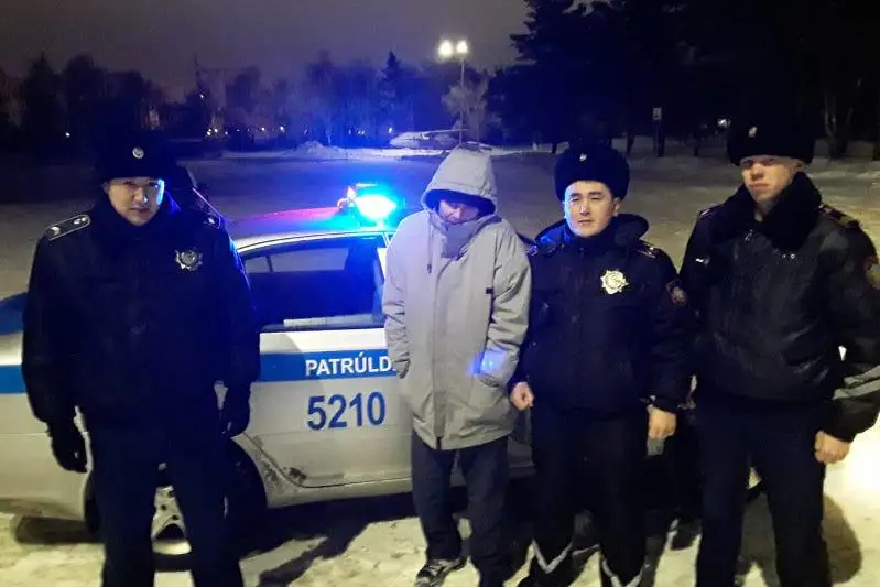 Заблудившегося возле аэропорта Костаная мужчину спасли транспортные полицейские
