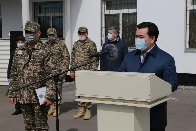 С призывниками-добровольцами встретился аким Карагандинской области