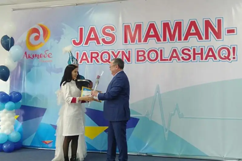 Сертификаты в 1,5 млн тенге вручил аким Актюбинской области молодым врачам