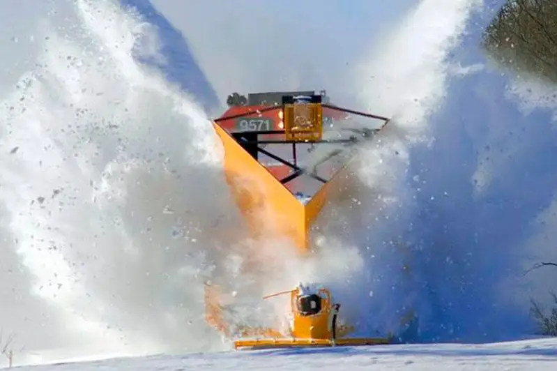 Электровоз и снегоуборочный локомотив столкнулись в СКО