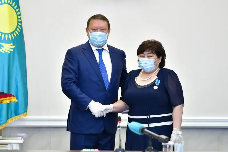 Награды от имени Президента вручил медикам аким СКО