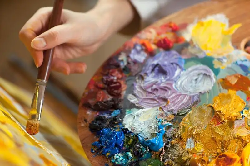 Портреты пенсионеров нарисовали молодые художники в ВКО