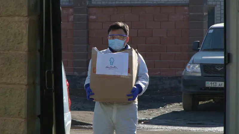 Продуктовые корзины раздали пенсионерам столичные волонтеры