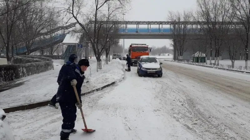 Атырау накрыло снегом: на улицы города впервые вышла снегоуборочная техника