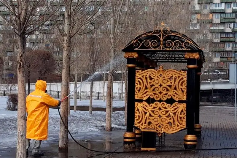 Остановочные павильоны дезинфицируют в Караганде