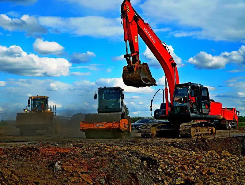 На окраинах столицы прокладывают асфальт и благоустраивают дворы