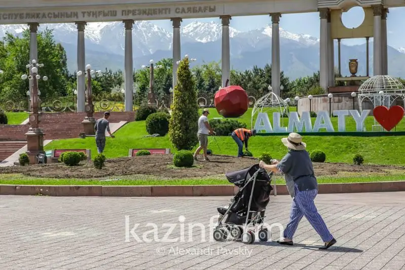 Первый день после снятия режима ЧП: как оживился в Алматы (фоторепортаж)