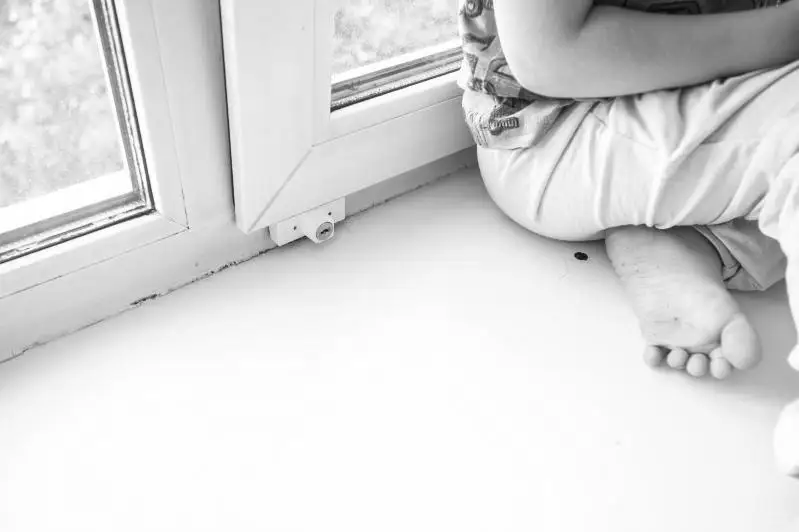 Трехлетний ребенок погиб при падении из окна в СКО