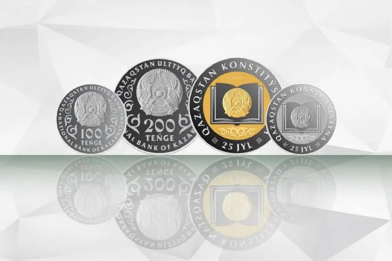 Коллекционные монеты в честь 25-летия Конституции выпустил Нацбанк Казахстана