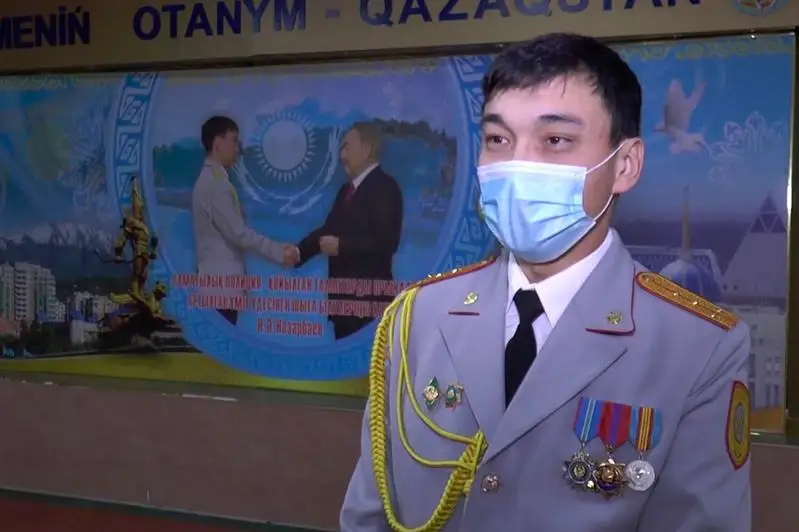 Получивший госнаграду из рук Елбасы полицейский рассказал об исторической встрече