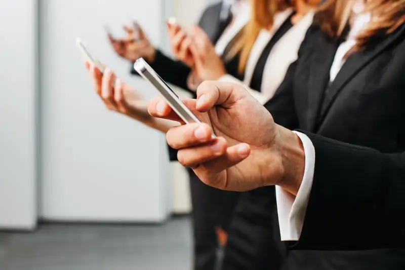 Госслужащим могут разрешить вновь пользоваться смартфонами