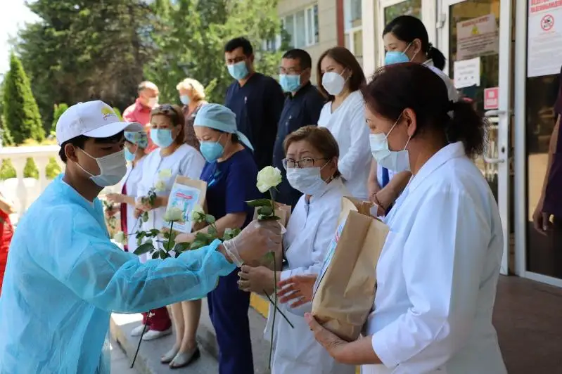 Низкий поклон: как молодежь благодарит врачей в Алматы