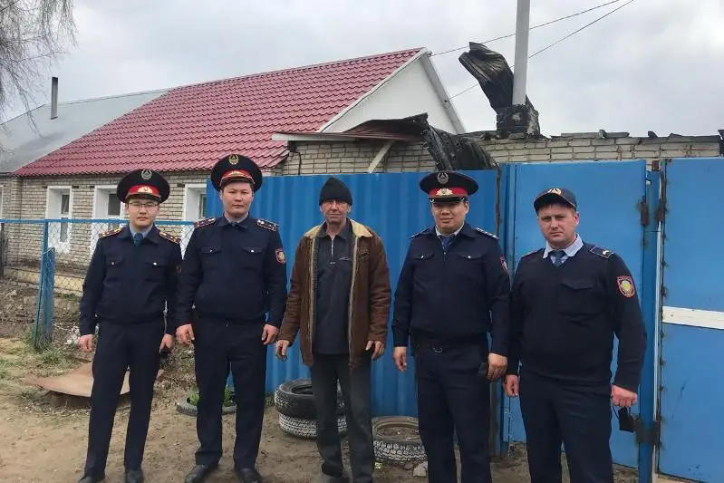 Семь человек вытащили из горящего дома костанайские полицейские