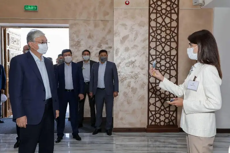 Глава государства ознакомился с работой Визит-центра в Туркестане