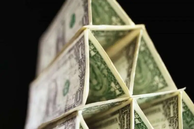 В Актобе расследуют создание финансовой пирамиды, в которую вовлечено 11 тысяч человек